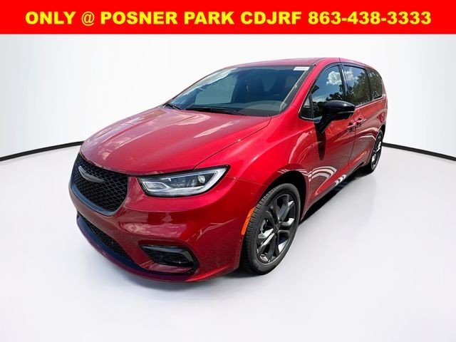 2026 Chrysler Pacifica Select's photo