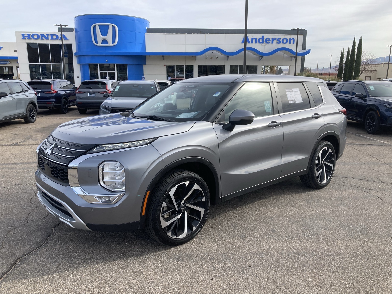 2024 Mitsubishi Outlander SE's photo