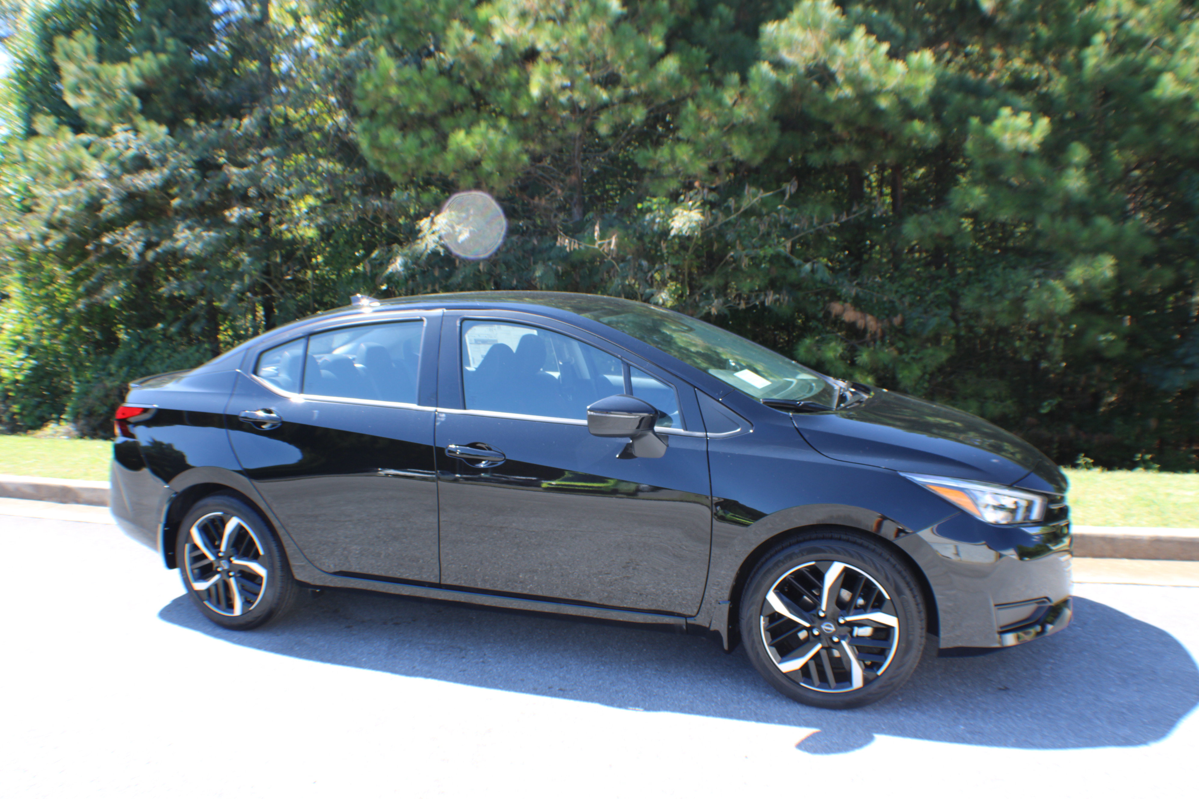 2025 Nissan Versa Sedan SR's photo