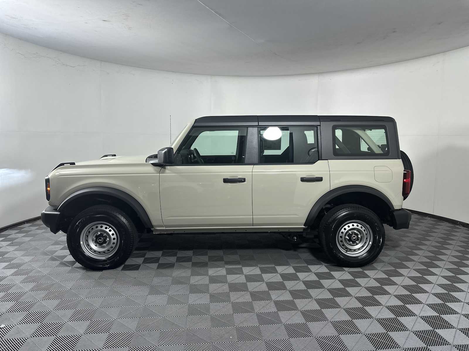 2025 Ford Bronco Base photo 4