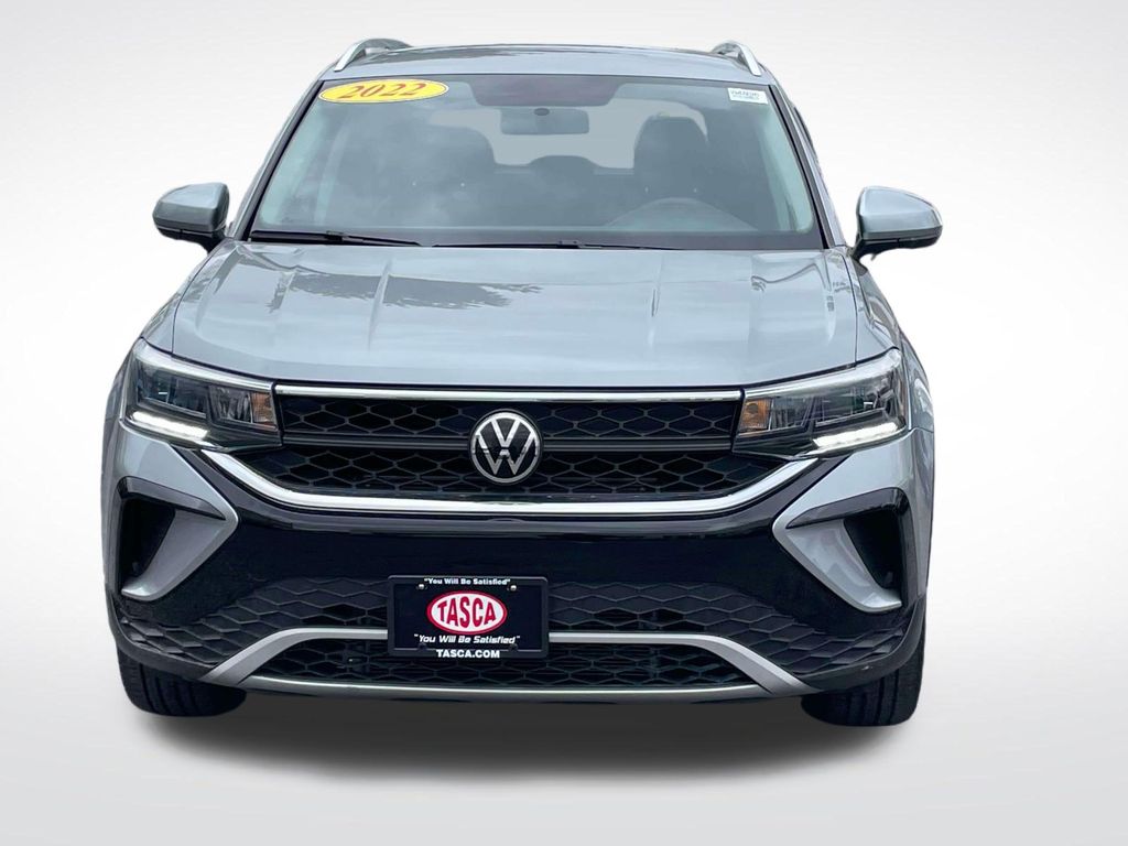 2022 Volkswagen Taos SE photo 2