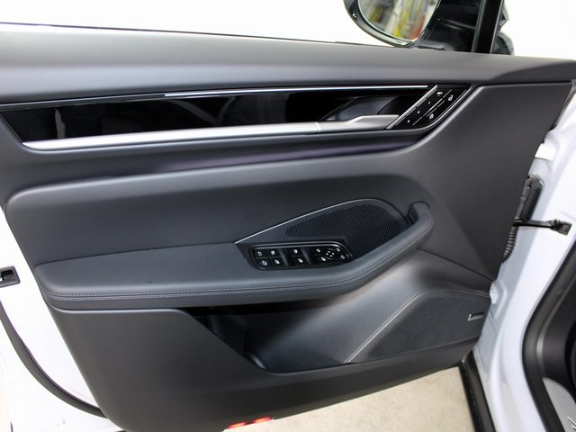 2025 Porsche Macan Electric photo 18