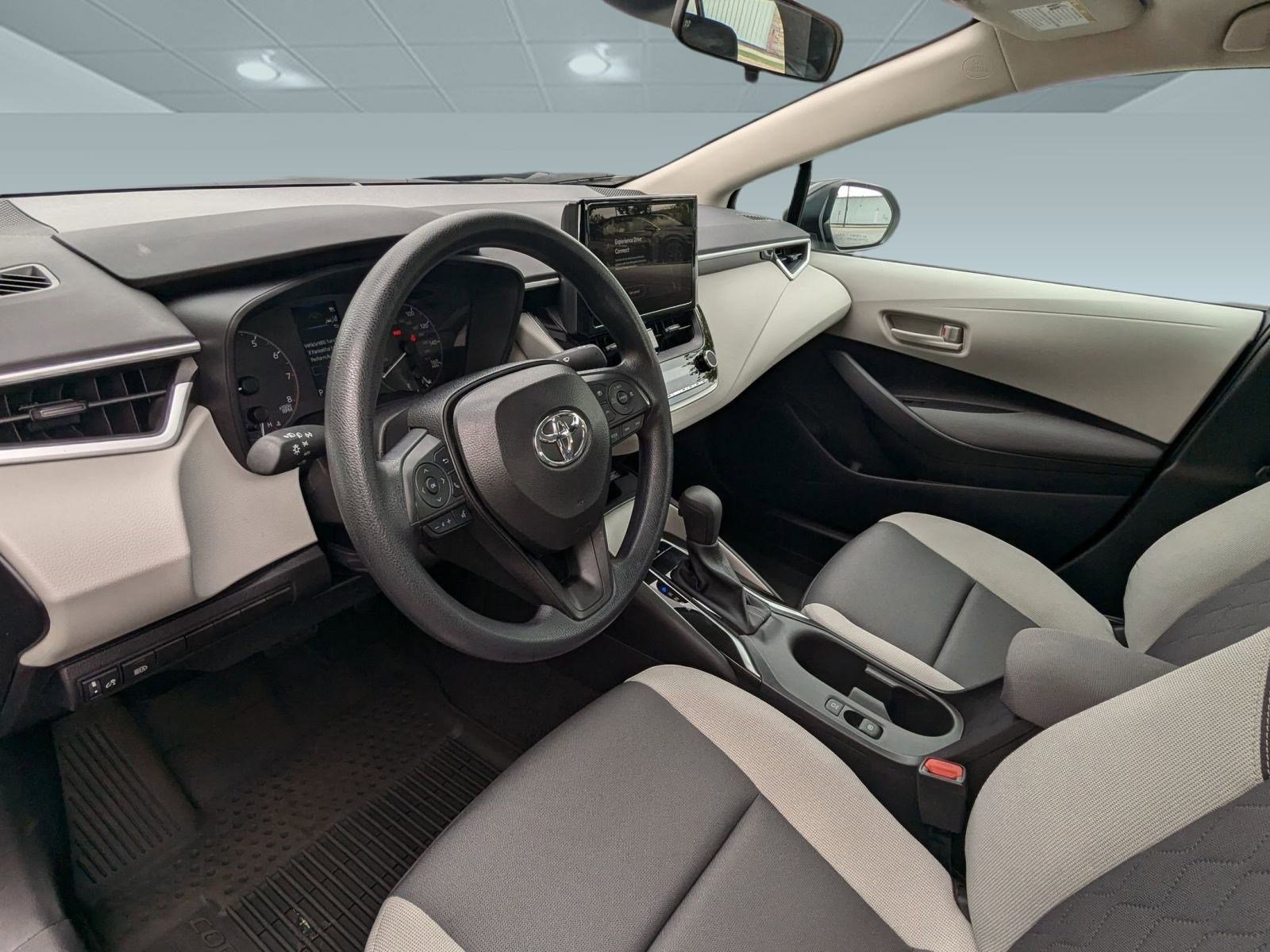 2025 Toyota Corolla LE photo 3