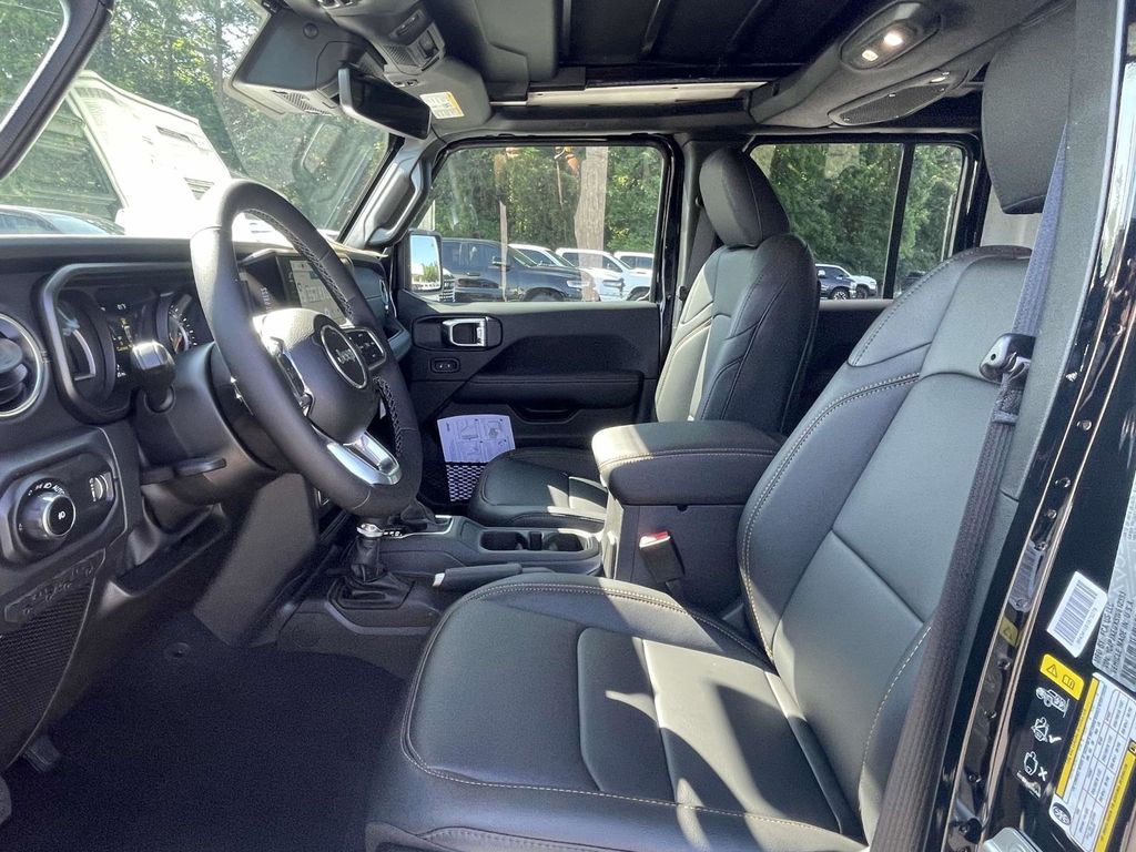 2025 Jeep Wrangler Sahara photo 23