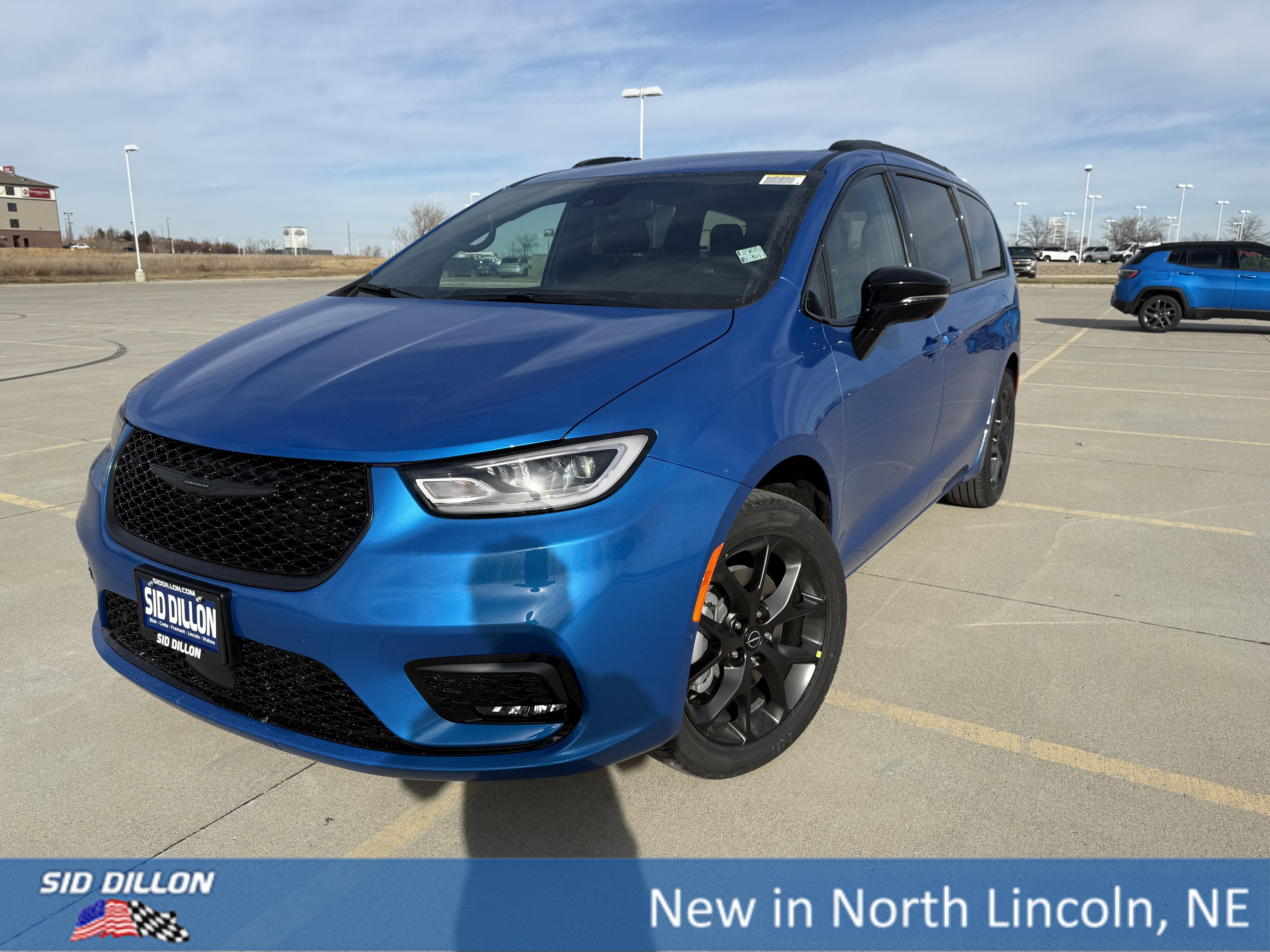 2026 Chrysler Pacifica Select's photo