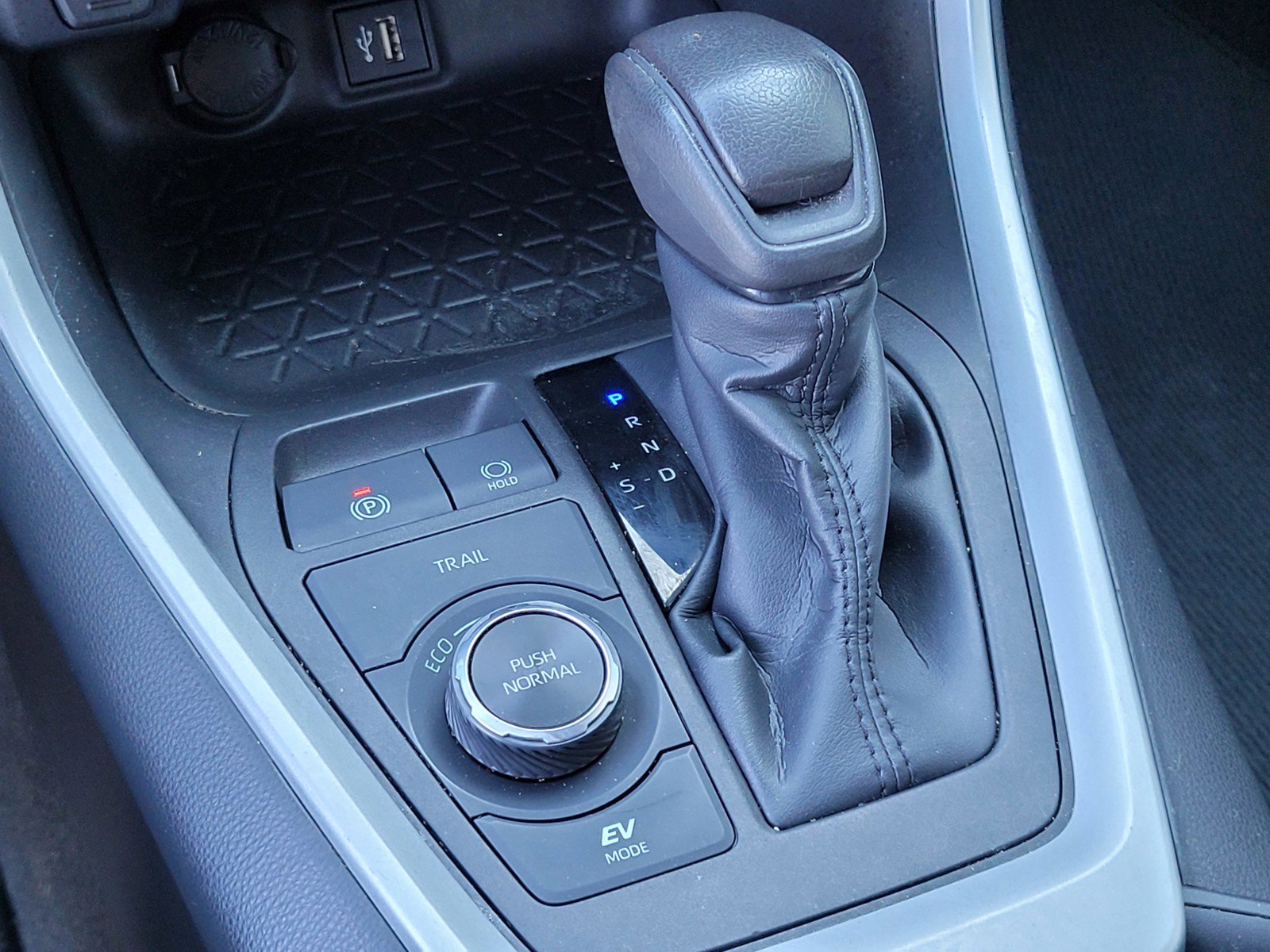 2023 Toyota RAV4 Hybrid XLE photo 18
