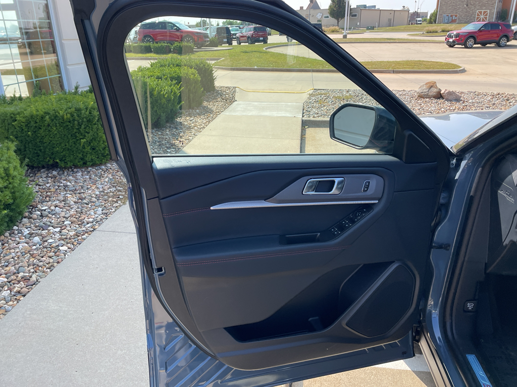 2025 Ford Explorer ST-Line photo 12