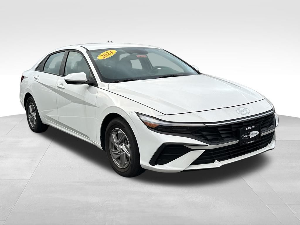 2024 Hyundai Elantra SE photo 3