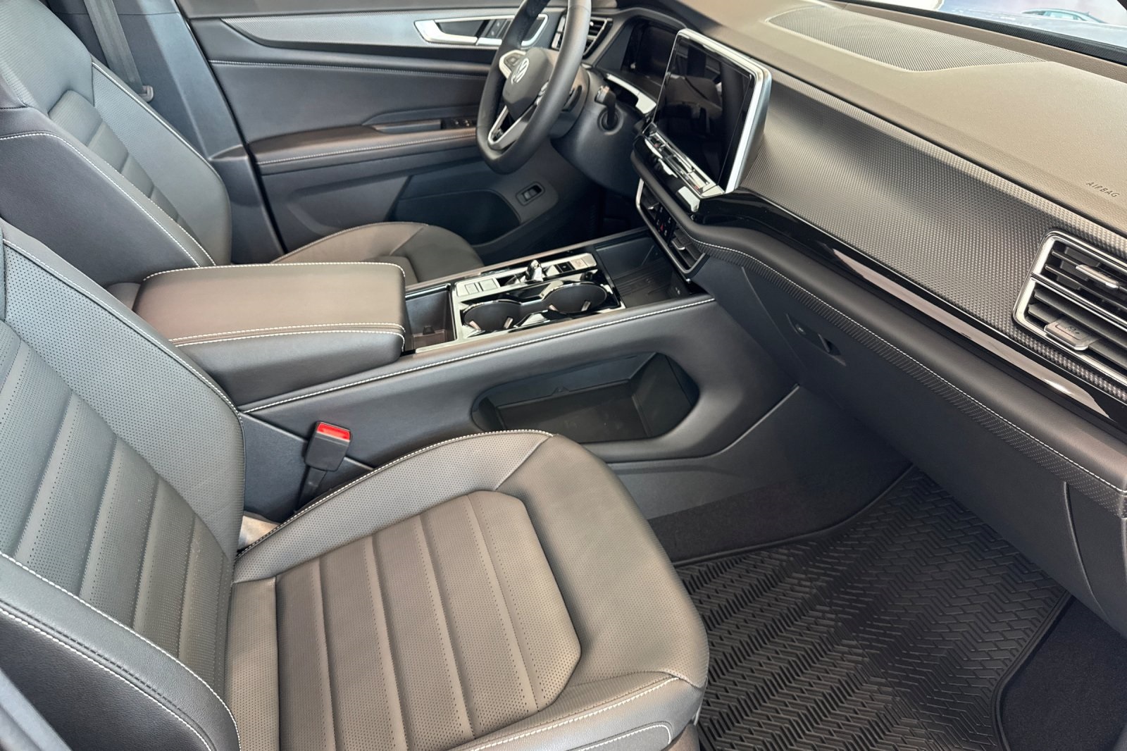 2025 Volkswagen Atlas Cross Sport SEL R-Line photo 11