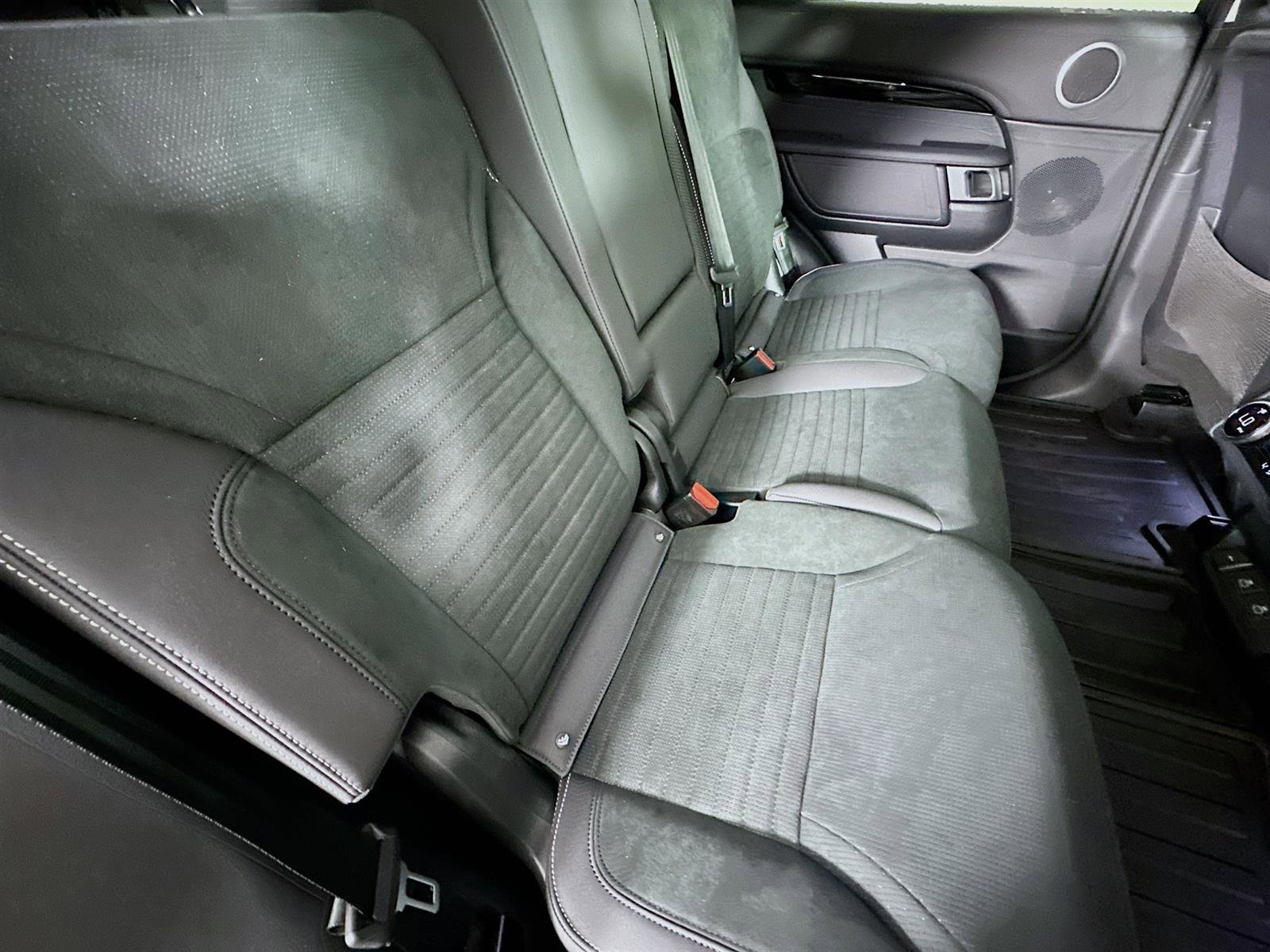 2024 Land Rover Discovery S photo 26