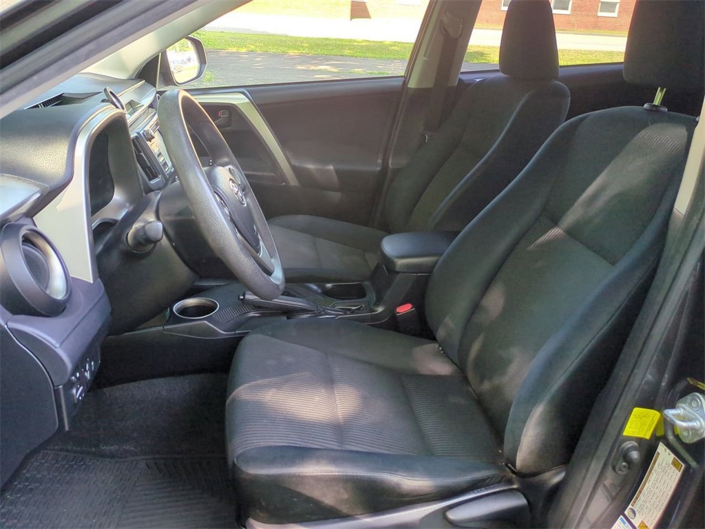 2014 Toyota RAV4 LE photo 21
