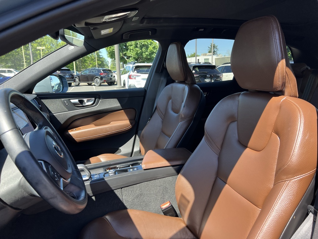 2022 Volvo XC60 B5 Momentum photo 10