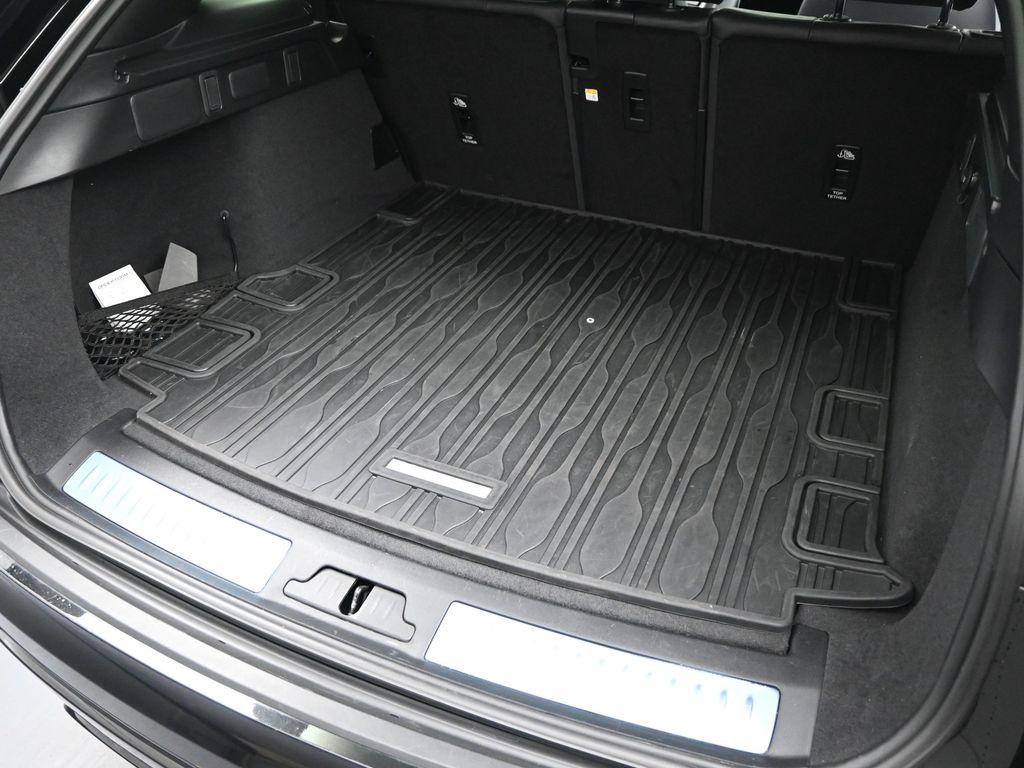 2024 Land Rover Range Rover Velar SE photo 6
