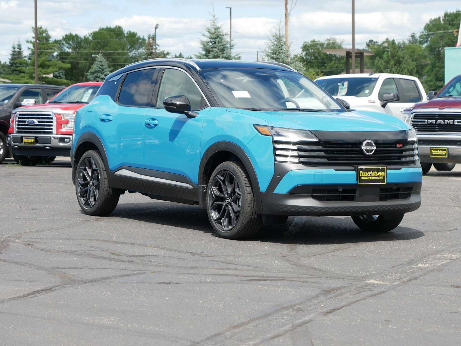 2025 Nissan Kicks SR photo 3