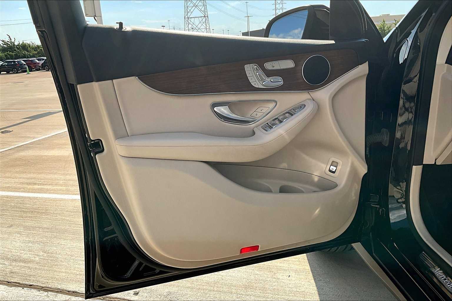 2022 Mercedes Benz GLC 300 photo 19