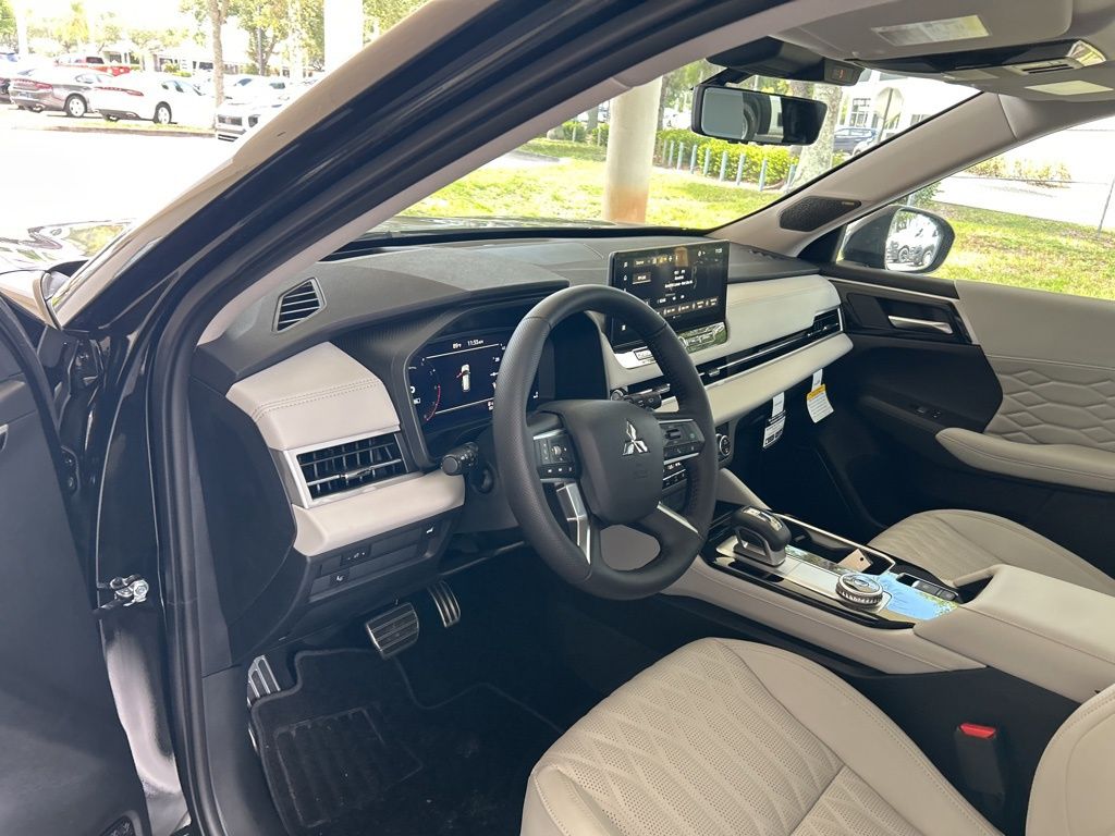 2025 Mitsubishi Outlander Black Edition photo 7