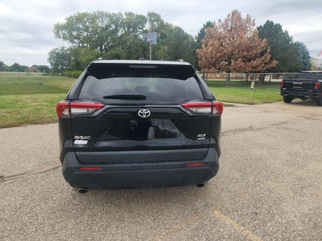 2024 Toyota RAV4 XLE photo 2
