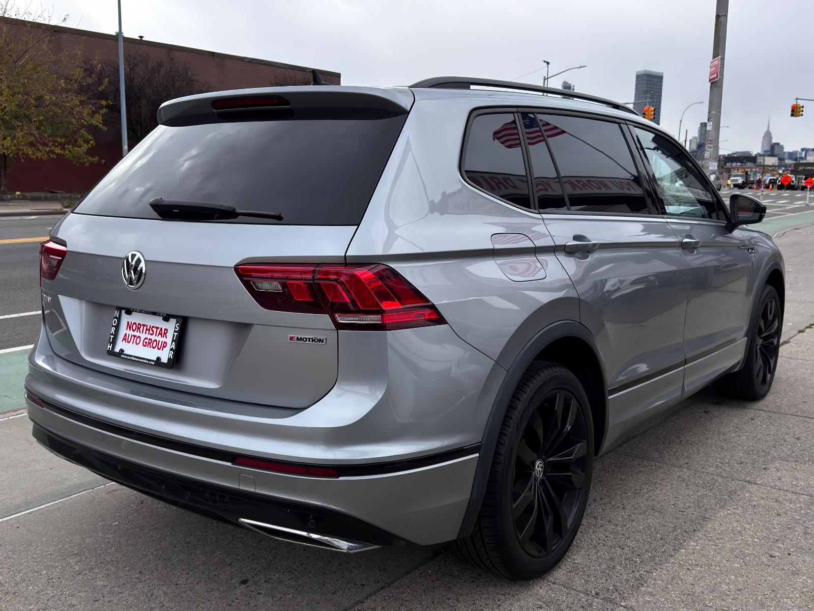 2021 Volkswagen Tiguan SE R-Line photo 3