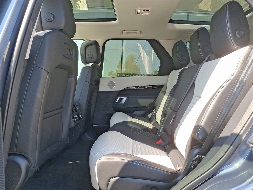 2025 Land Rover Discovery S photo 10