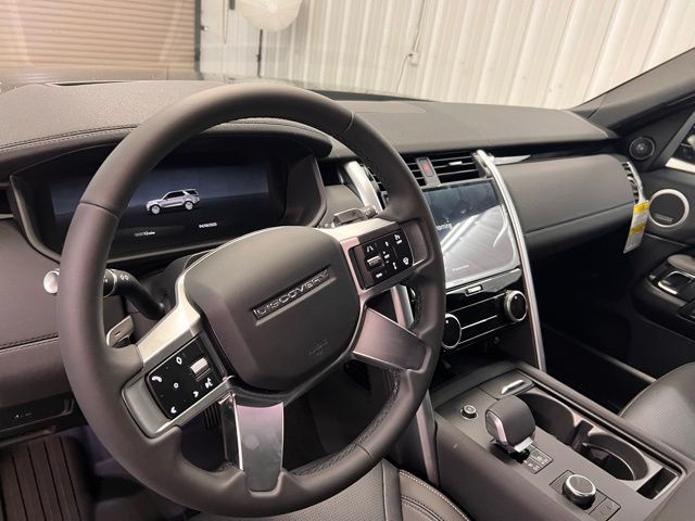 2025 Land Rover Discovery S photo 11