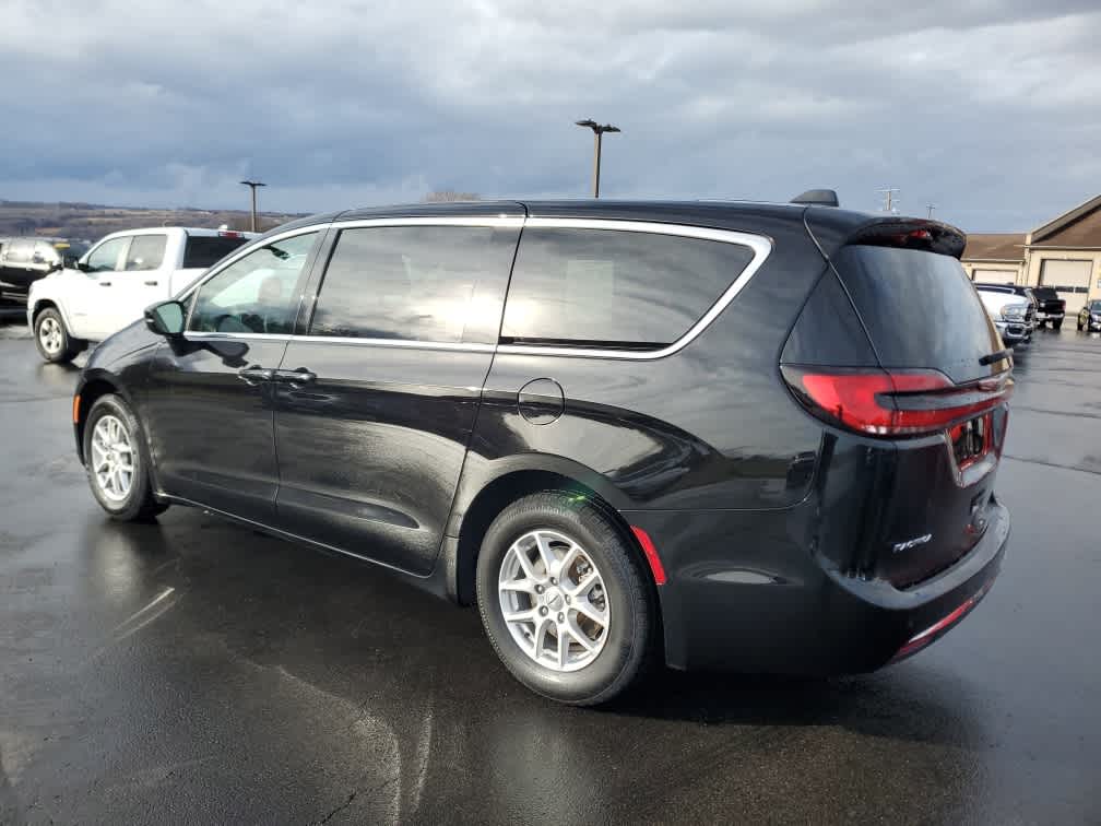 2024 Chrysler Pacifica Touring L photo 2