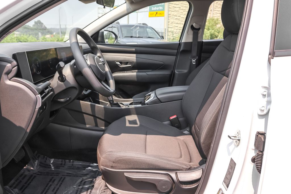 2025 Hyundai Tucson SE photo 4