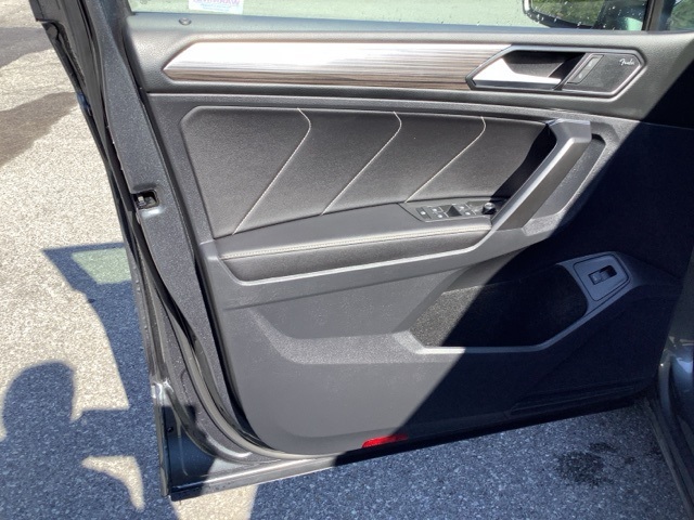 2022 Volkswagen Tiguan SEL R-Line Black photo 9