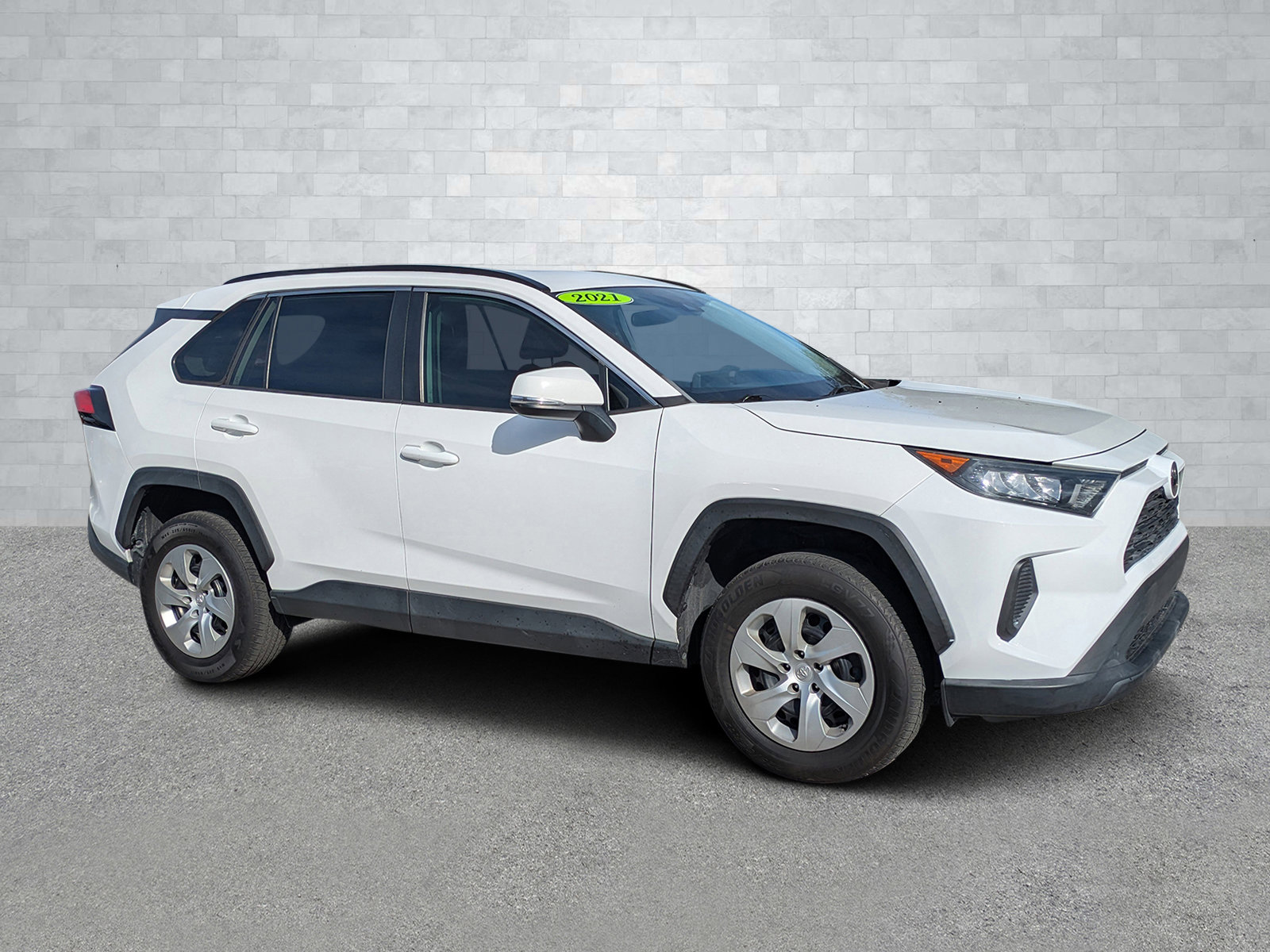 2021 Toyota RAV4 LE's photo