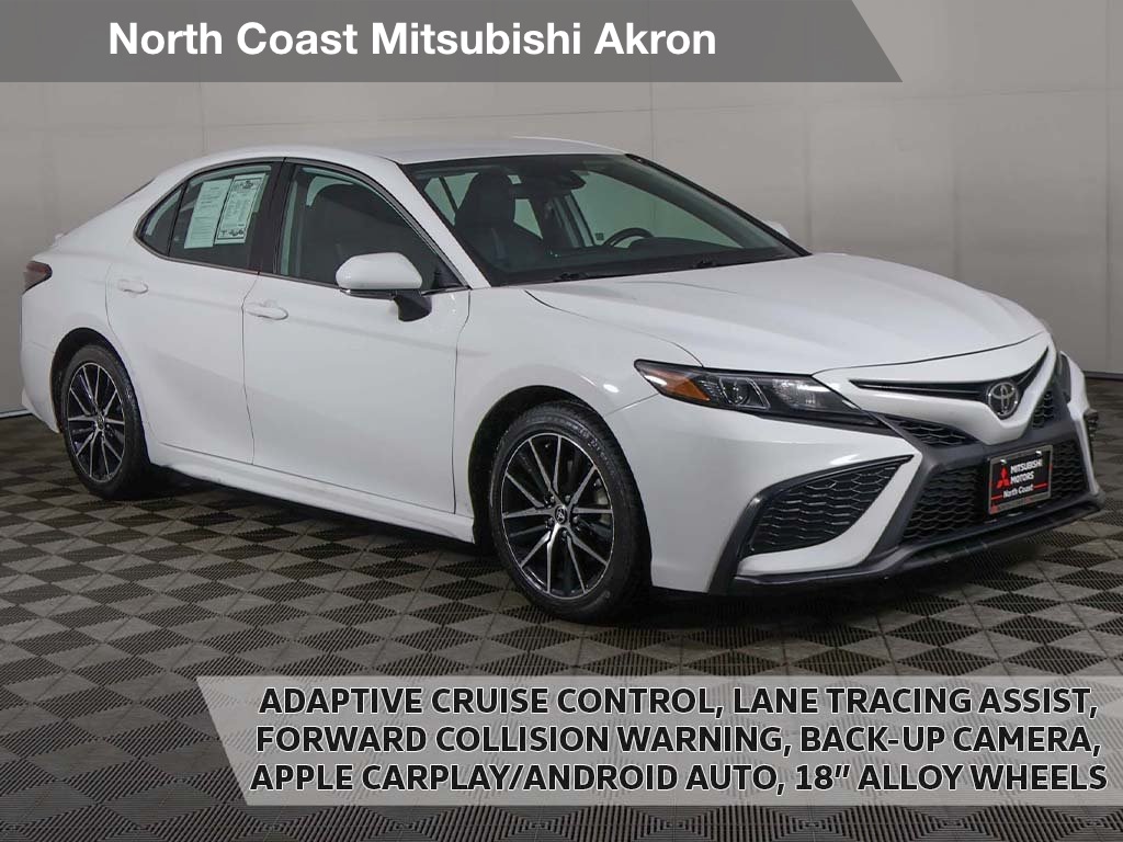 2022 Toyota Camry SE's photo