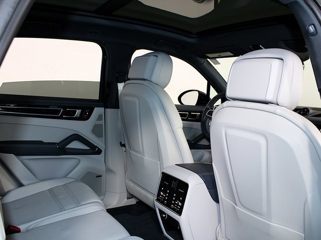 2023 Porsche Cayenne E-Hybrid Platinum Edition photo 23
