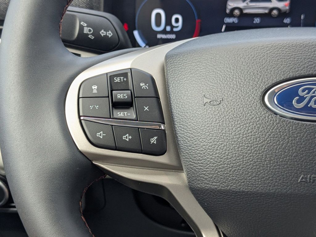 2025 Ford Explorer photo 27