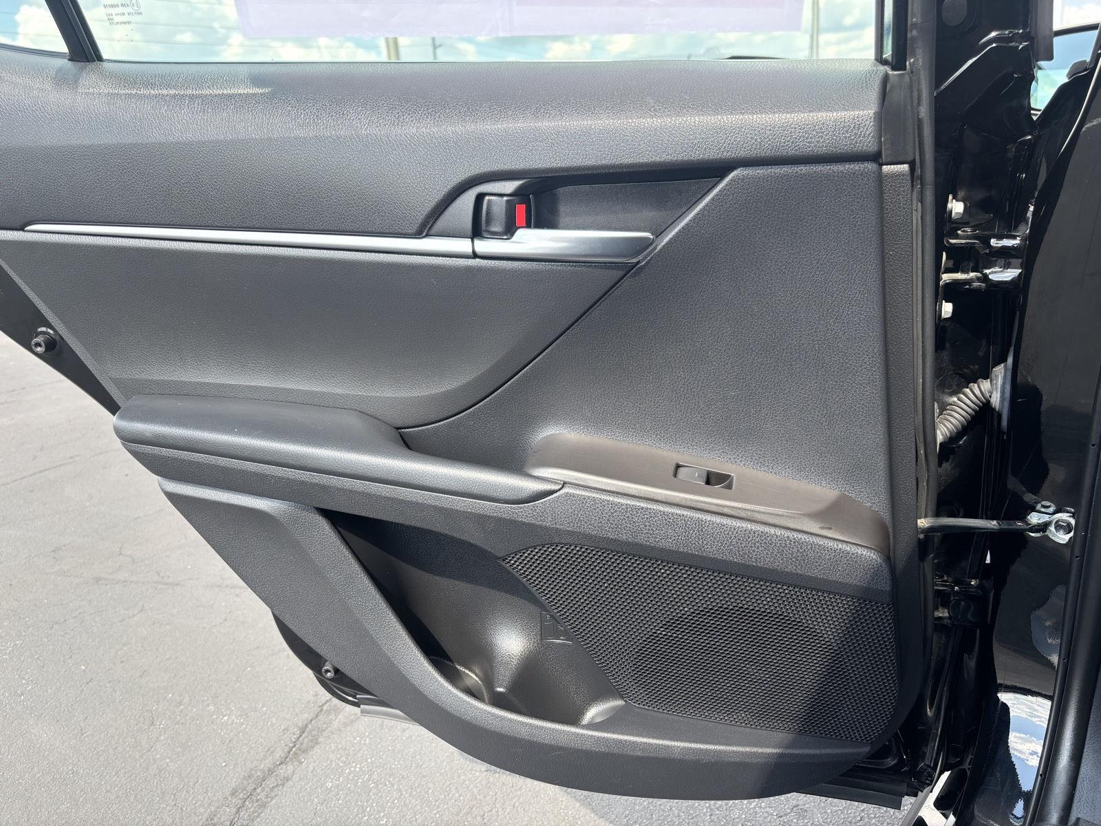 2021 Toyota Camry SE photo 19