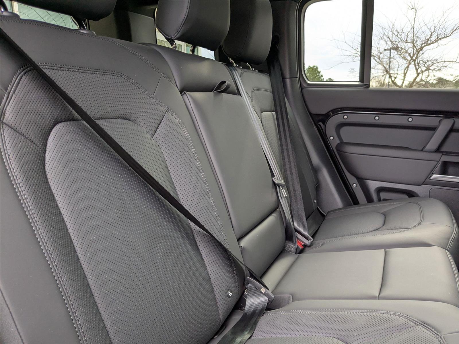2025 Land Rover Defender 110 X-Dynamic SE photo 31