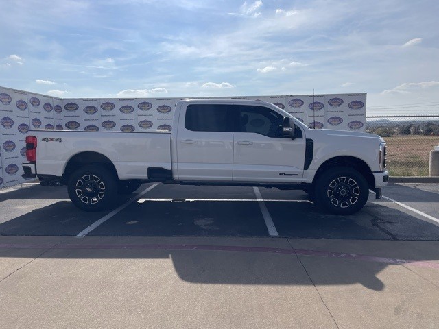 2026 Ford F-350 Super Duty Platinum's photo