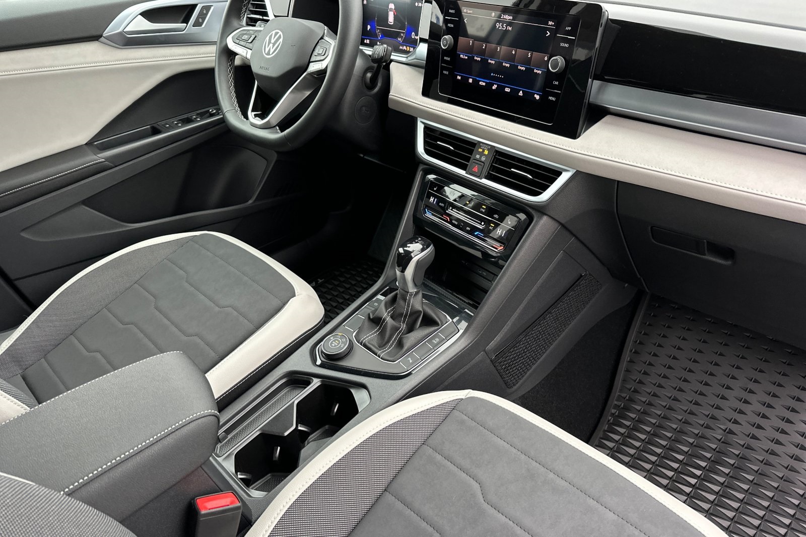 2025 Volkswagen Taos SE photo 15