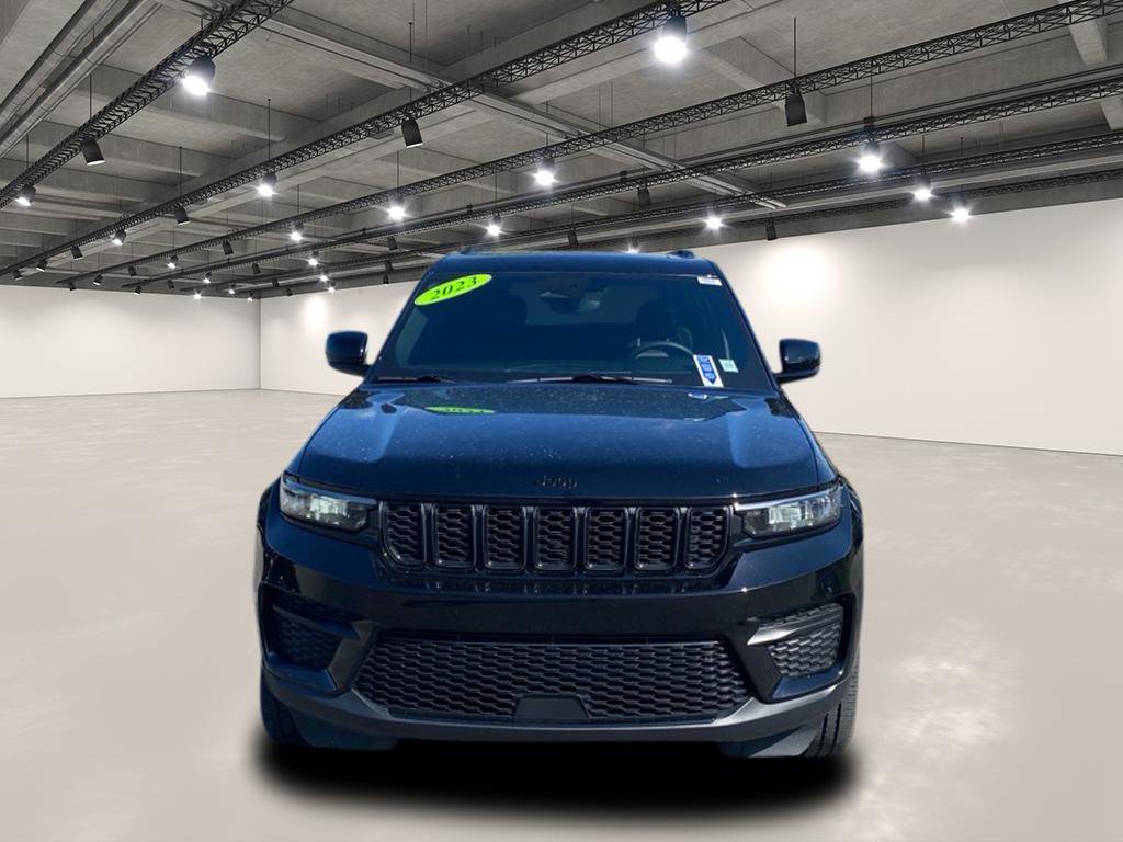 2023 Jeep Grand Cherokee Altitude photo 2