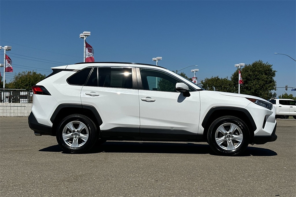 2021 Toyota RAV4 XLE photo 2