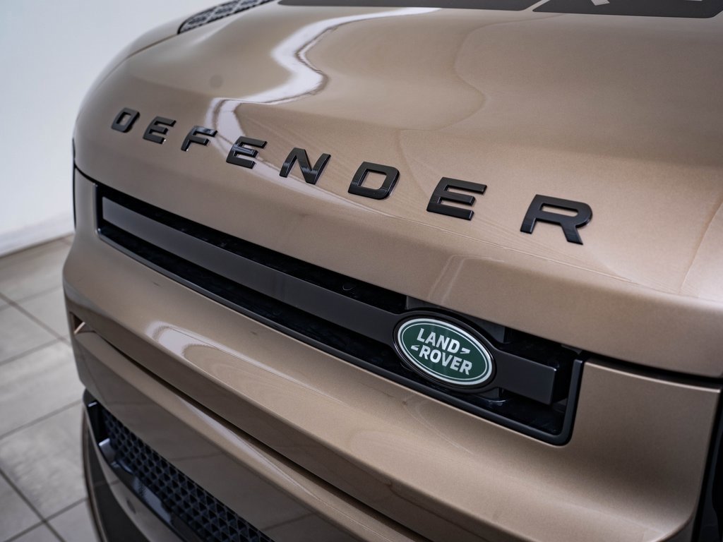2025 Land Rover Defender 110 X-Dynamic SE photo 3