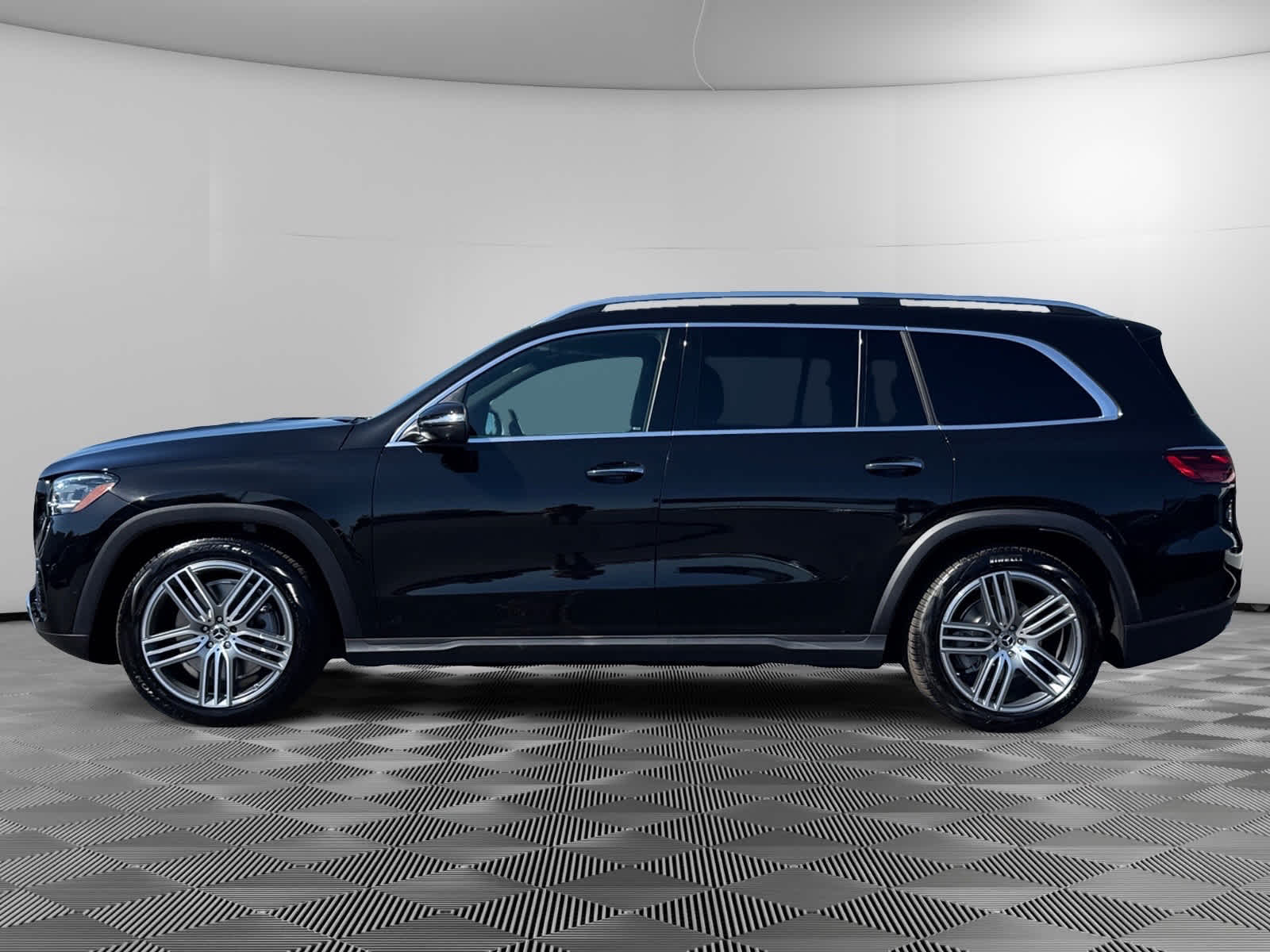 2025 Mercedes Benz GLS 450 4MATIC photo 2