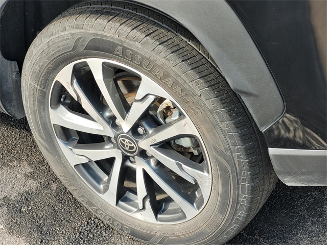 2024 Toyota Corolla Cross XLE photo 4