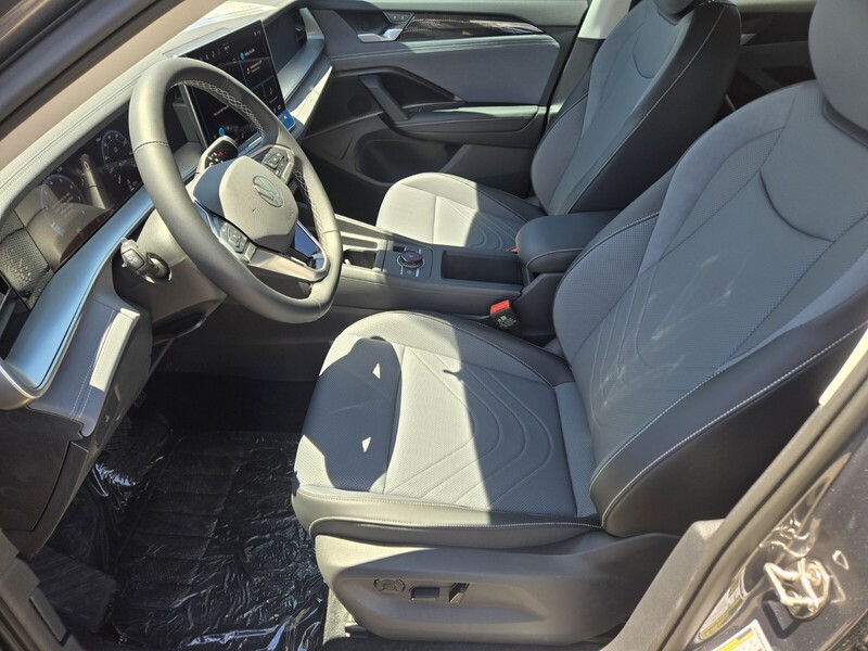 2025 Volkswagen Tiguan SE photo 2