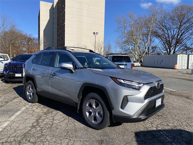 2025 Toyota RAV4 XLE's photo