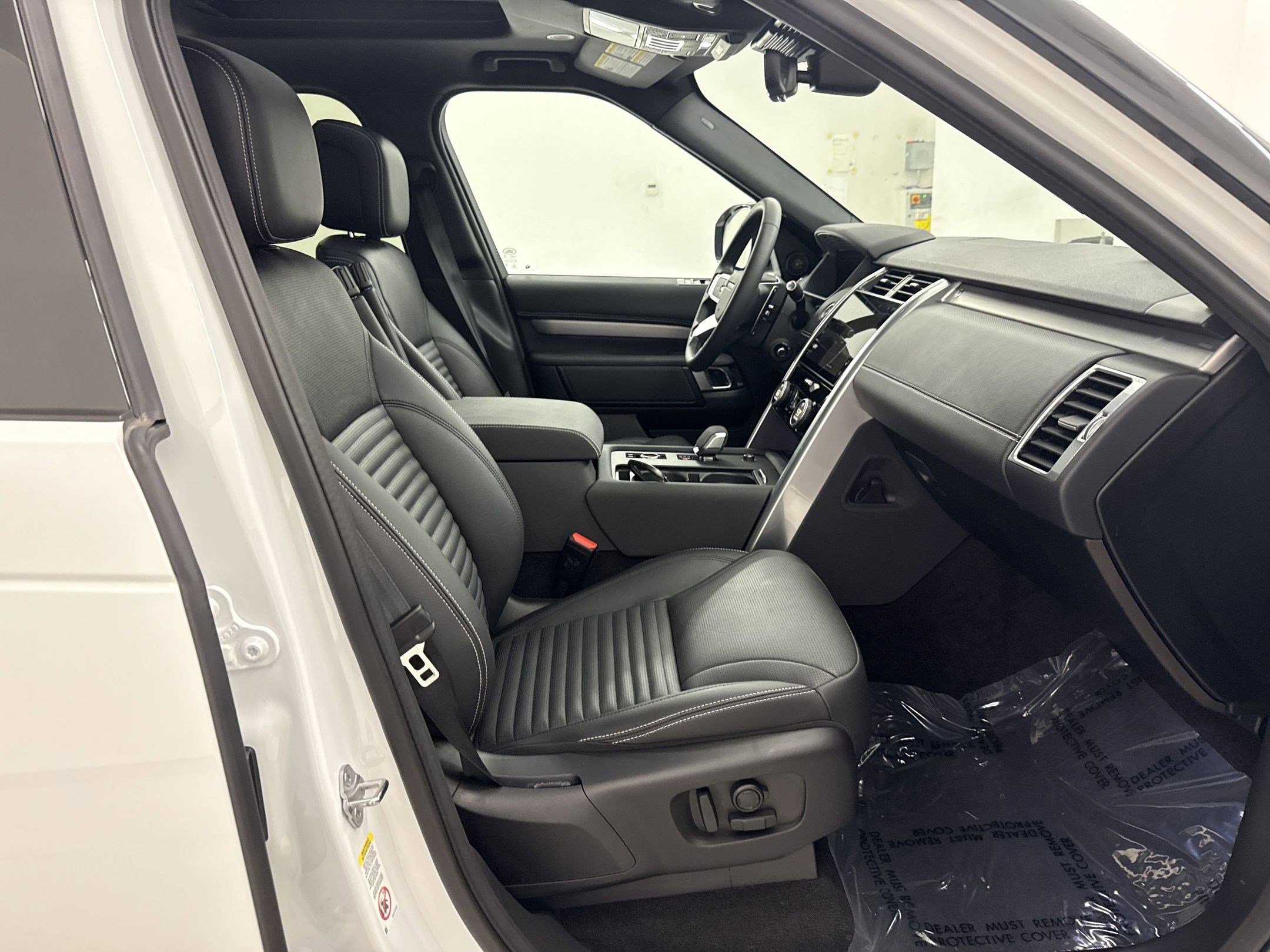 2024 Land Rover Discovery SE photo 32