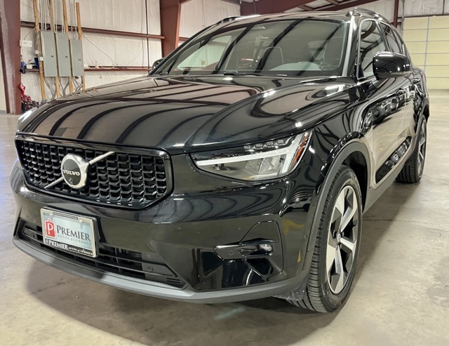 2025 Volvo XC40 Plus photo 5