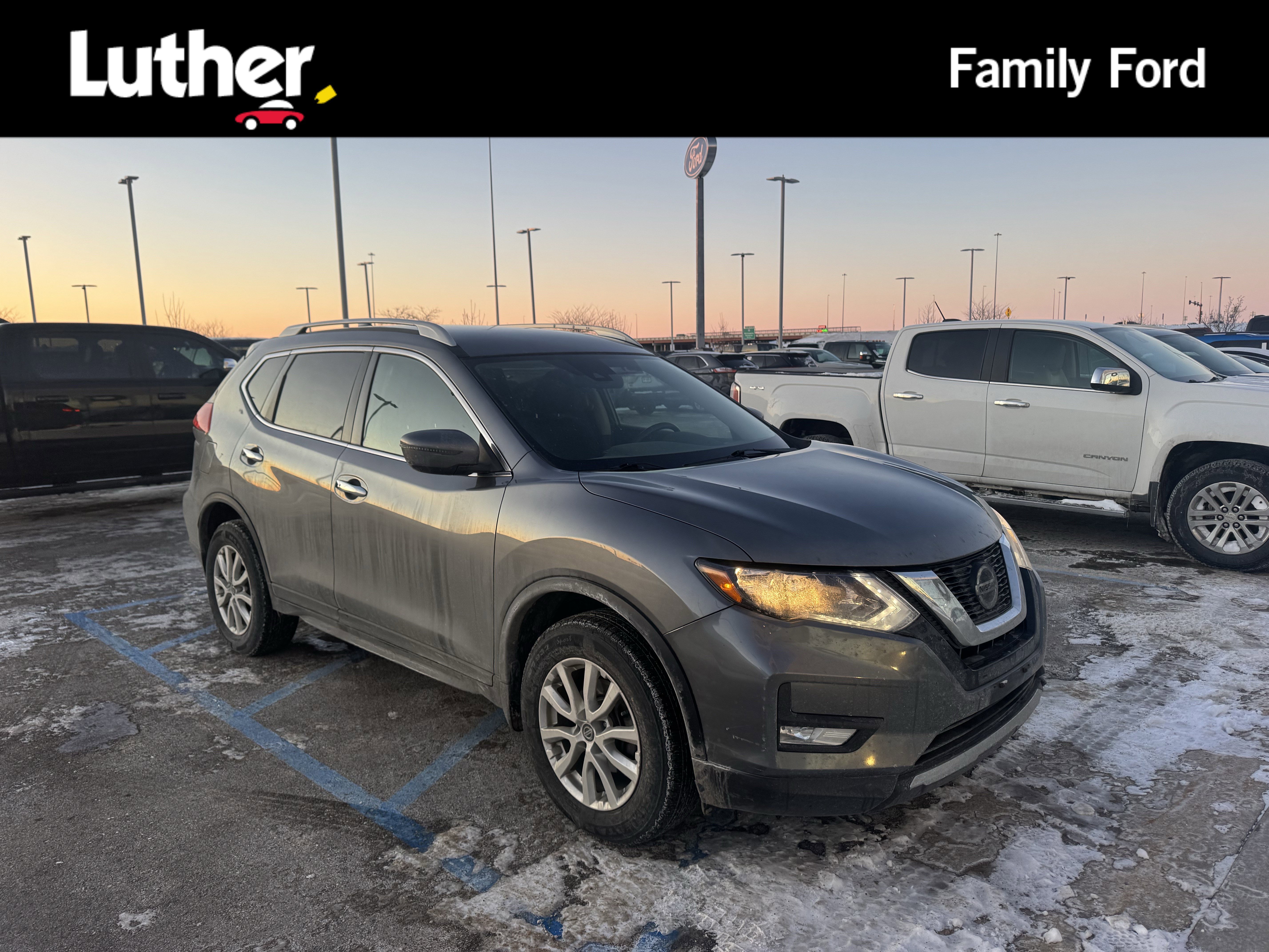 2020 Nissan Rogue SV's photo