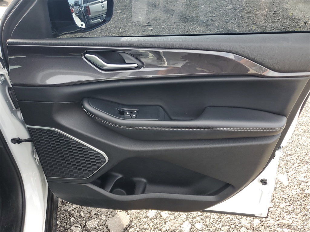 2022 Jeep Grand Cherokee Altitude photo 35