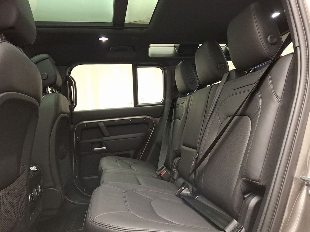 2025 Land Rover Defender 110 S photo 6