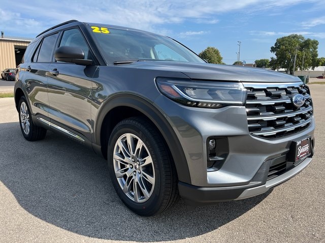 2025 Ford Explorer photo 2