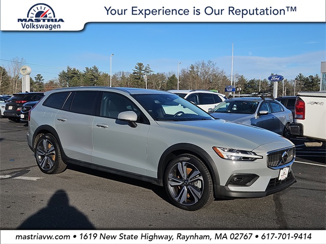 2025 Volvo V60 Cross Country Plus's photo
