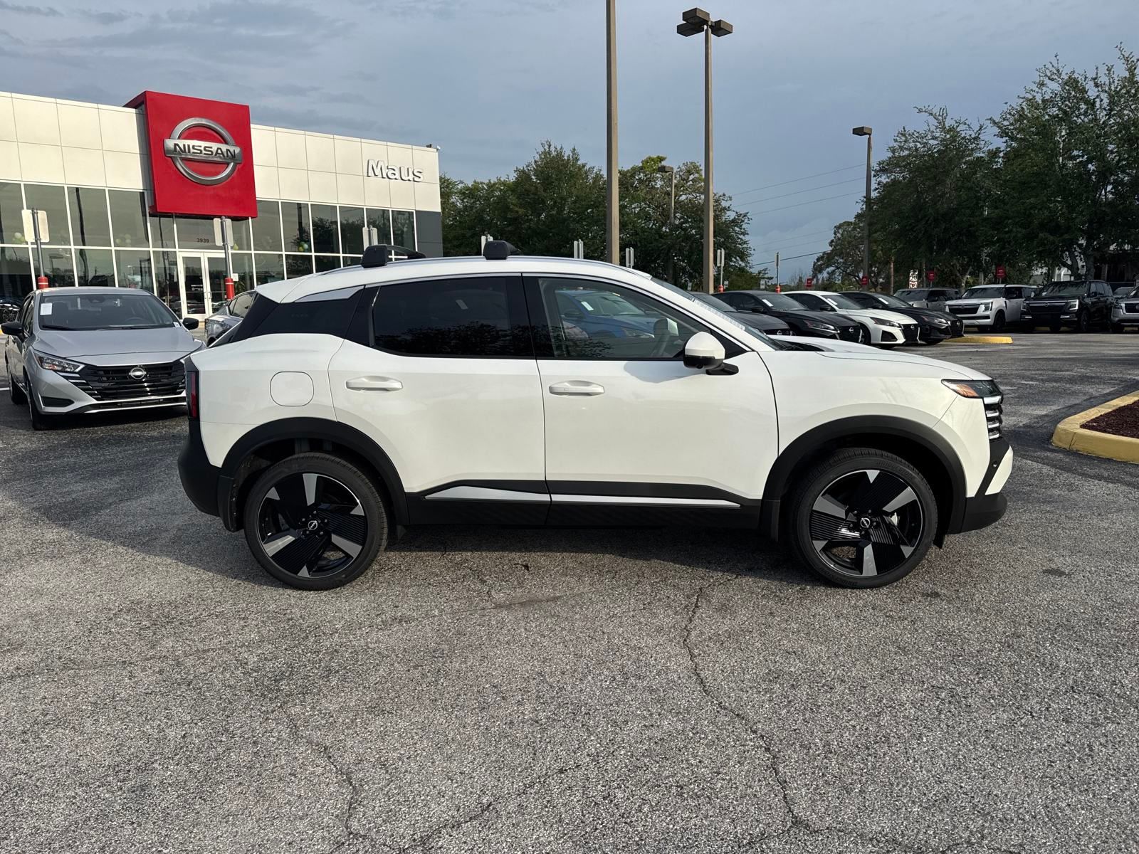 2025 Nissan Kicks SR photo 3